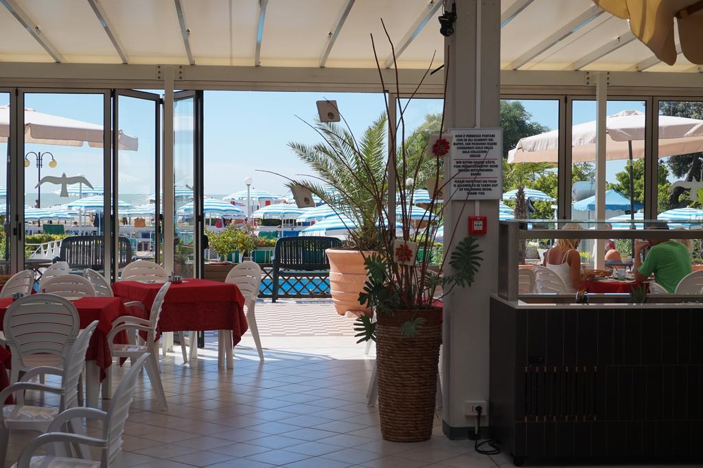 Hotel La Brezza Frontemare Лидо-ди-Езоло Экстерьер фото