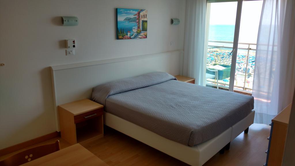 Hotel La Brezza Frontemare Лидо-ди-Езоло Экстерьер фото