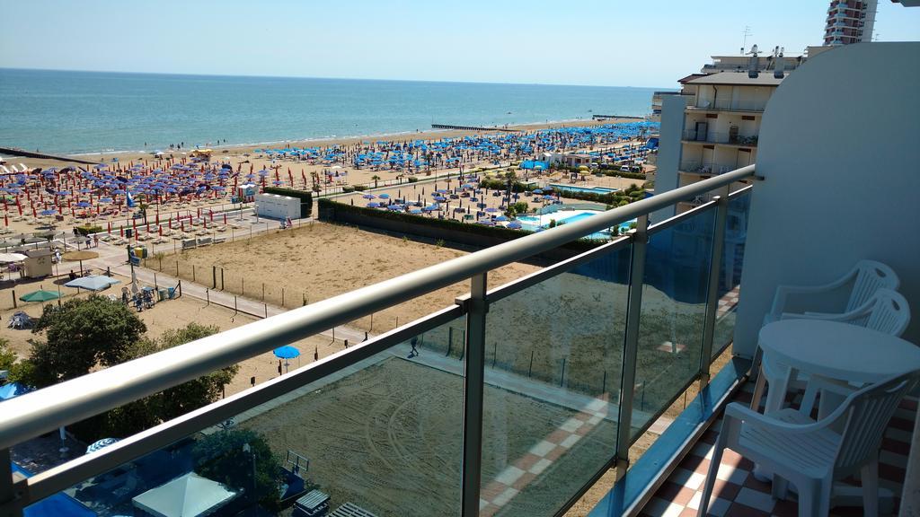 Hotel La Brezza Frontemare Лидо-ди-Езоло Экстерьер фото
