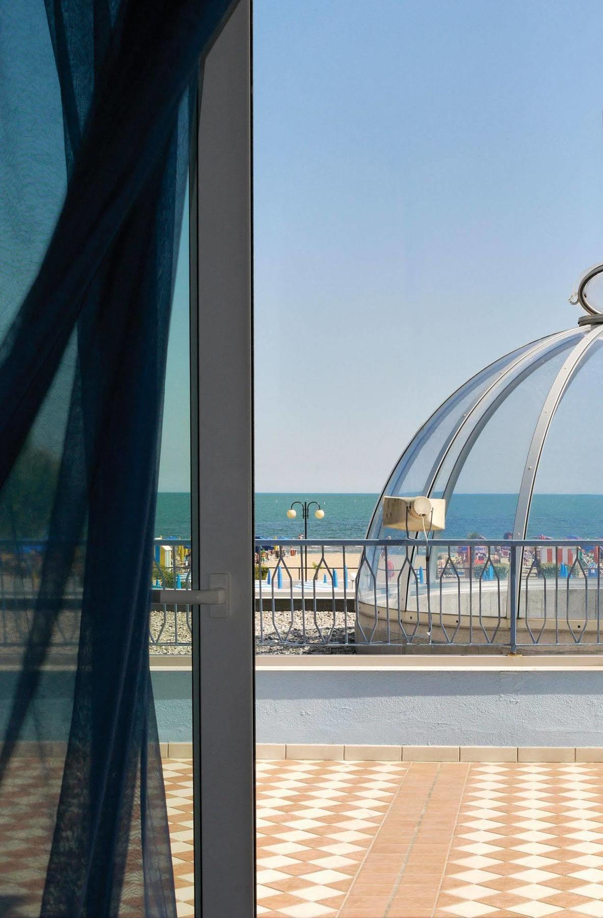 Hotel La Brezza Frontemare Лидо-ди-Езоло Экстерьер фото