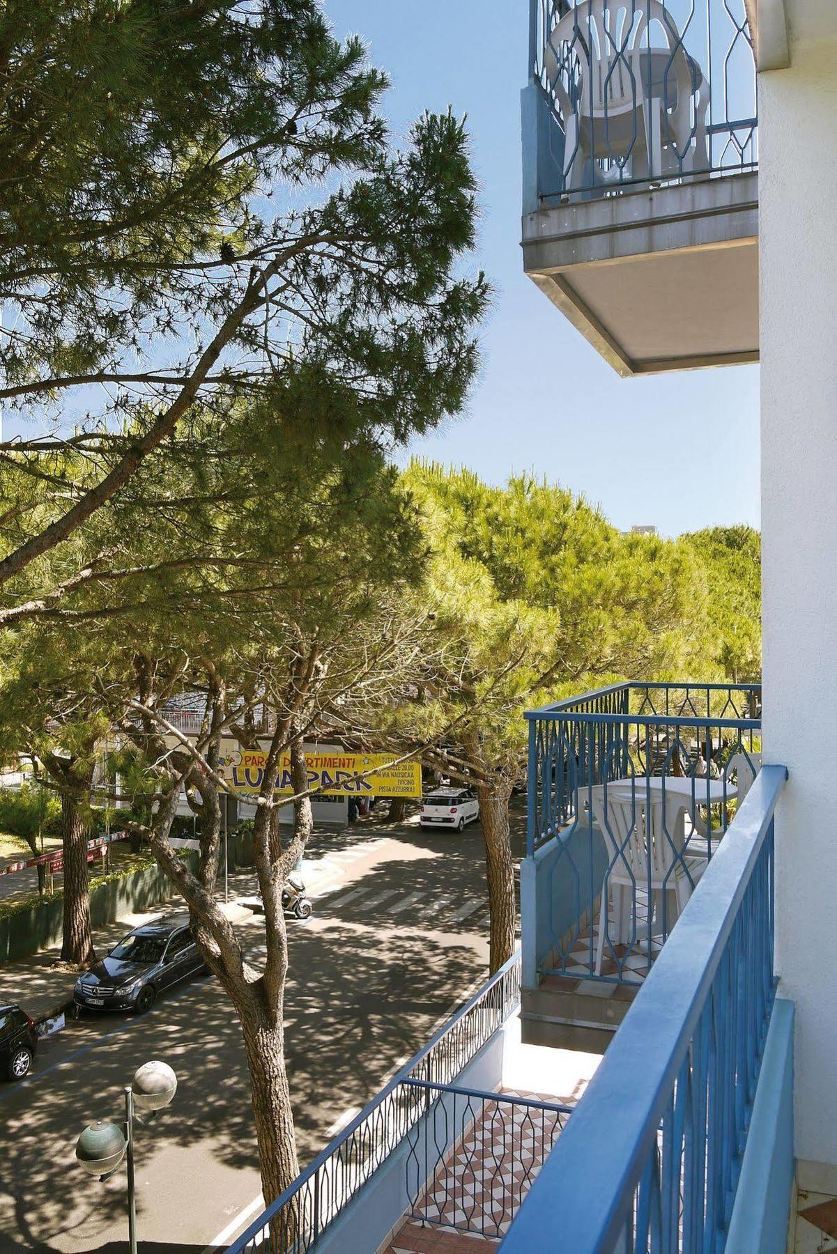 Hotel La Brezza Frontemare Лидо-ди-Езоло Экстерьер фото