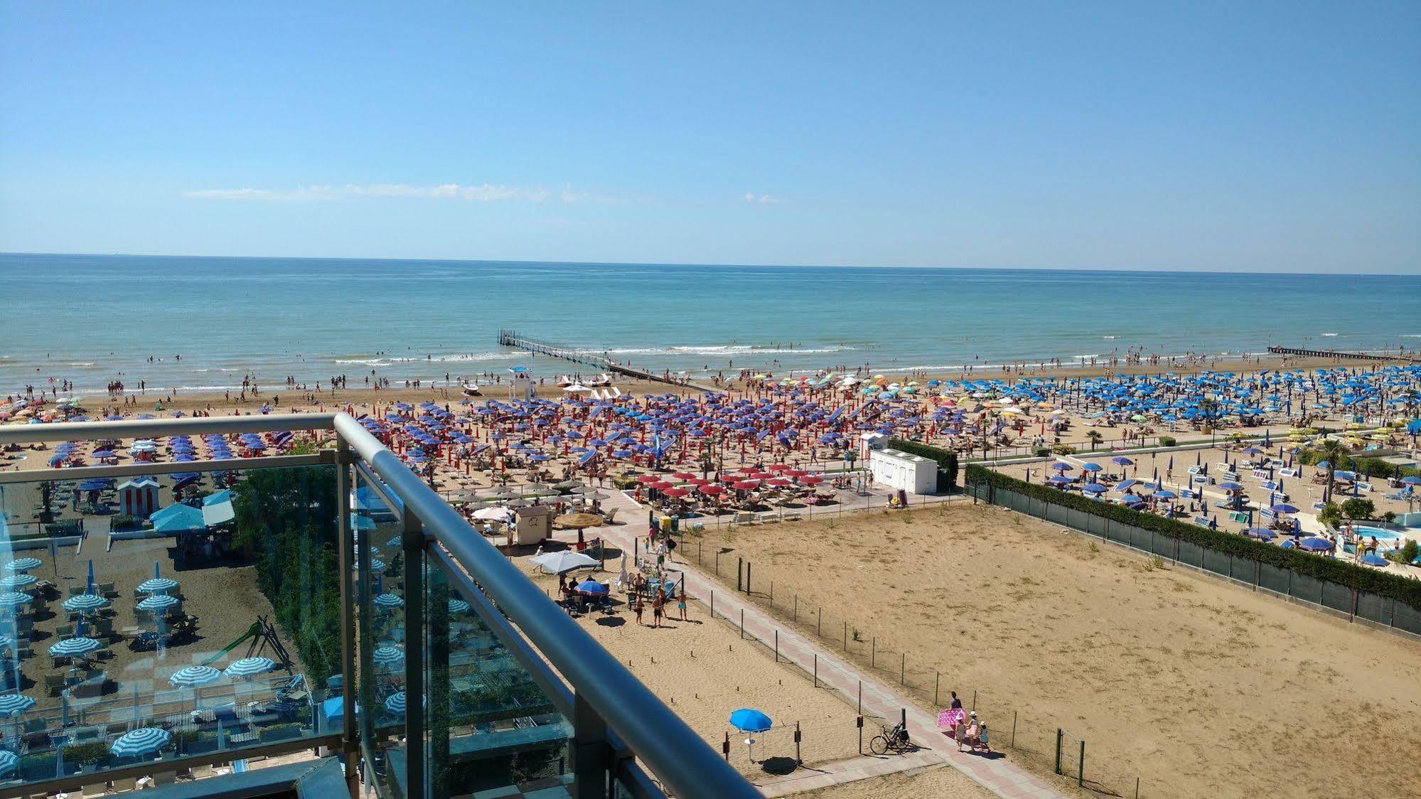 Hotel La Brezza Frontemare Лидо-ди-Езоло Экстерьер фото