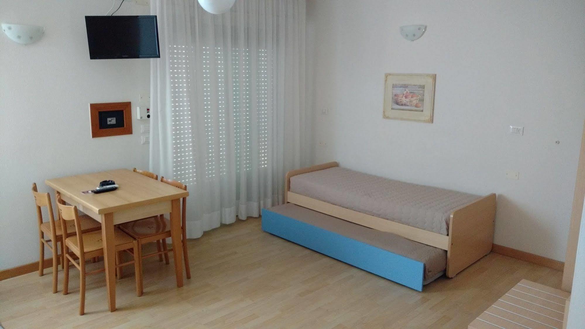 Hotel La Brezza Frontemare Лидо-ди-Езоло Экстерьер фото