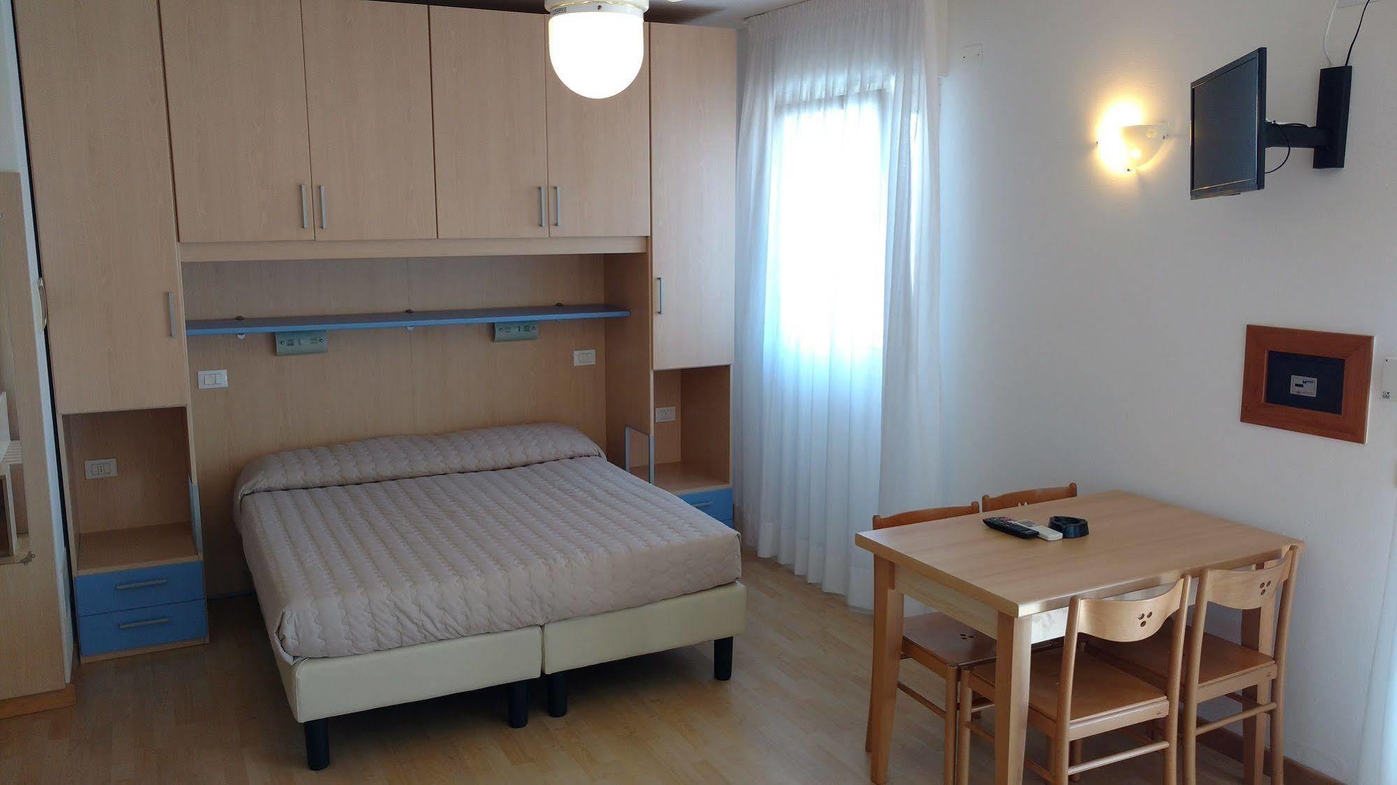 Hotel La Brezza Frontemare Лидо-ди-Езоло Экстерьер фото