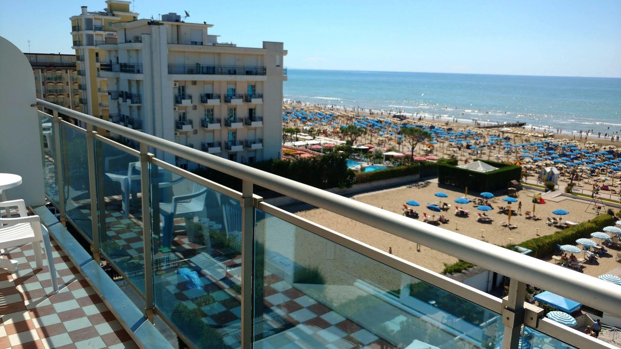 Hotel La Brezza Frontemare Лидо-ди-Езоло Экстерьер фото
