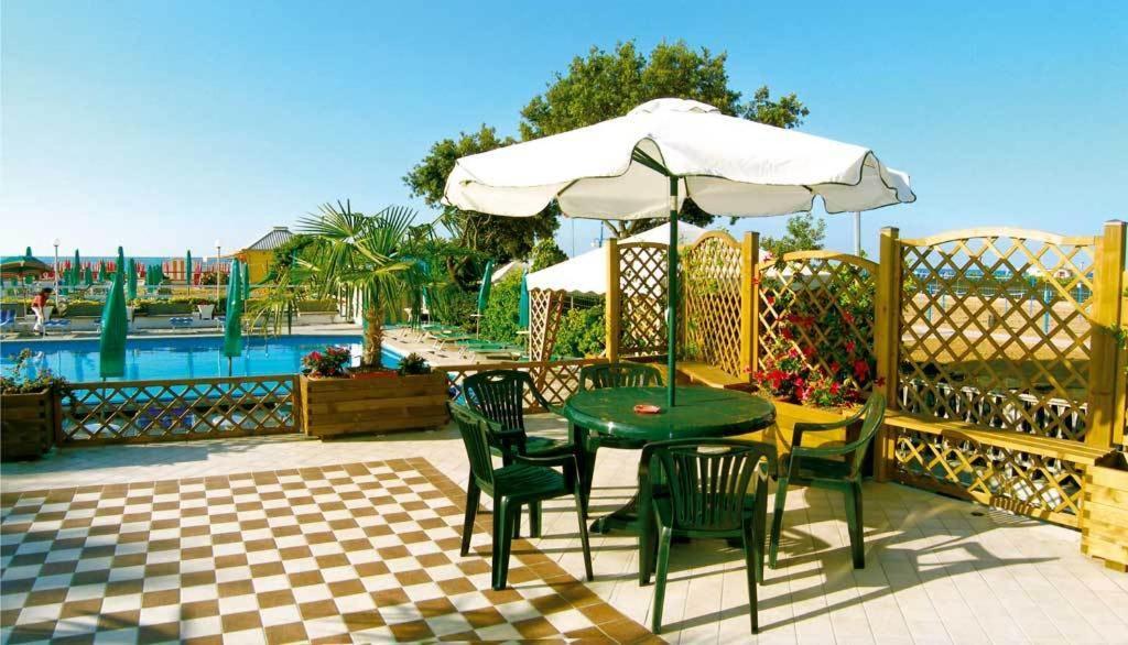 Hotel La Brezza Frontemare Лидо-ди-Езоло Экстерьер фото